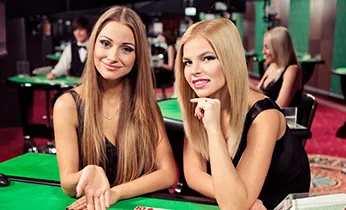 Người chơi Blackjack đối mặt với dealer tại cay388